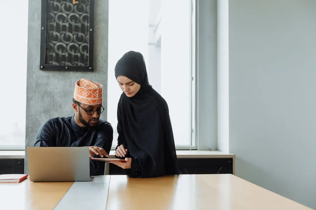 صاحبة مشروع تراجع العمل مع مستقل على الحاسوب