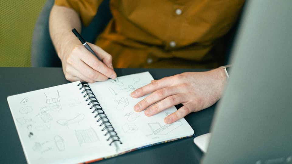 كيف تكتب طلب تصميم شعار يوفر عليك جولات التعديل