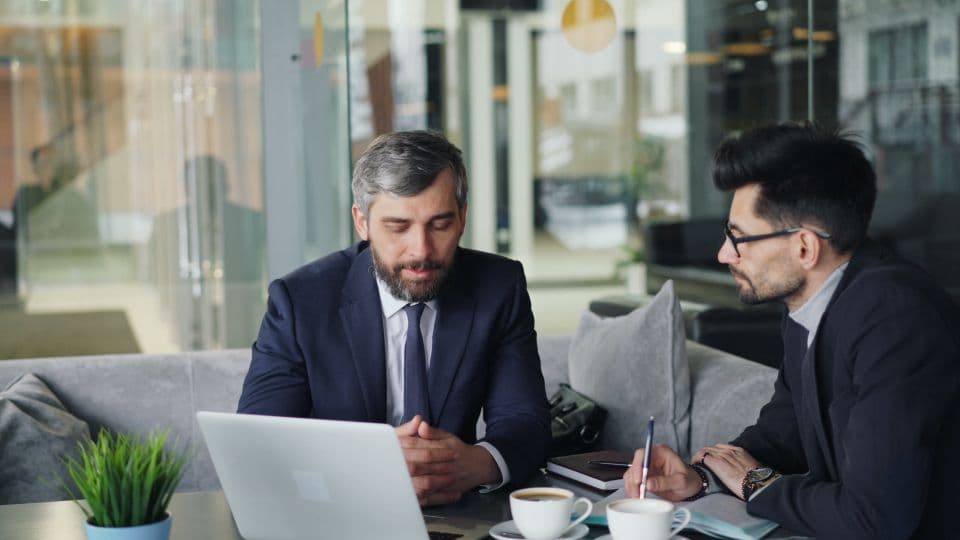 قبل أن تحجز جلسة استشارية لمشروعك: كيف تجهّز سؤالك ومعلوماتك لتخرج بخطة واضحة