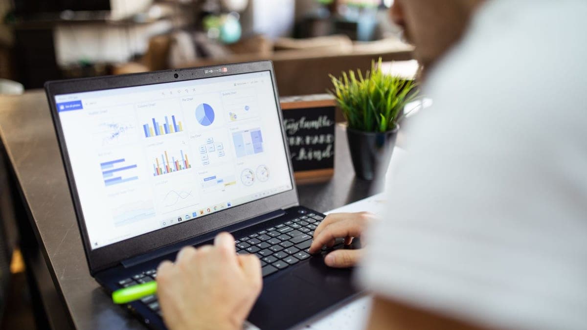 تصميم جدول Excel ذكي بمعادلات ولوحة تقارير لعملك